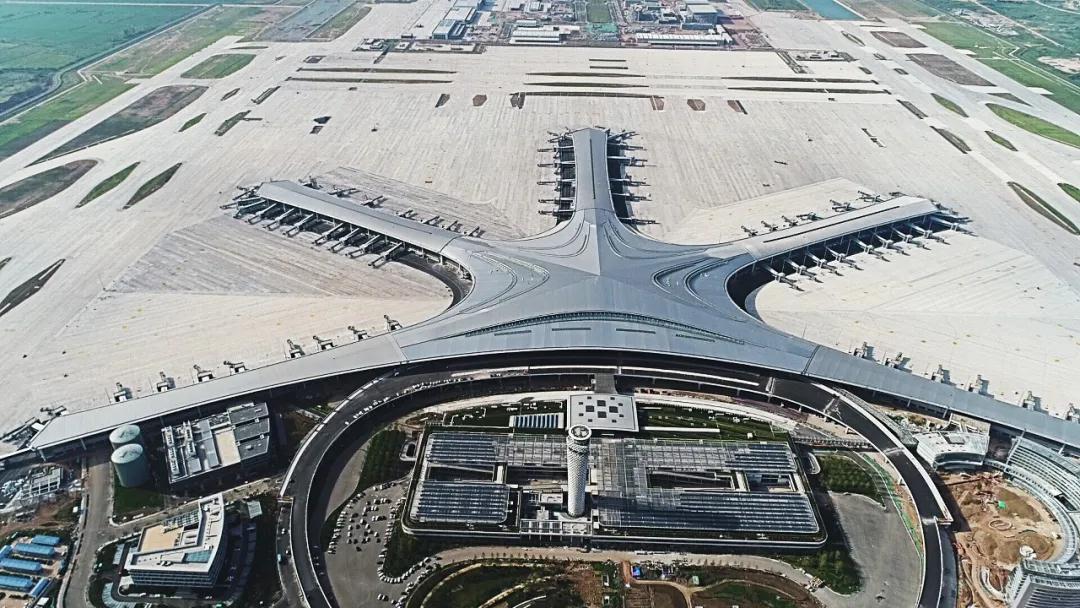 匠造一流東北亞國際樞紐機(jī)場！中裝建設(shè)“筑”力青島膠東國際機(jī)場成功試飛